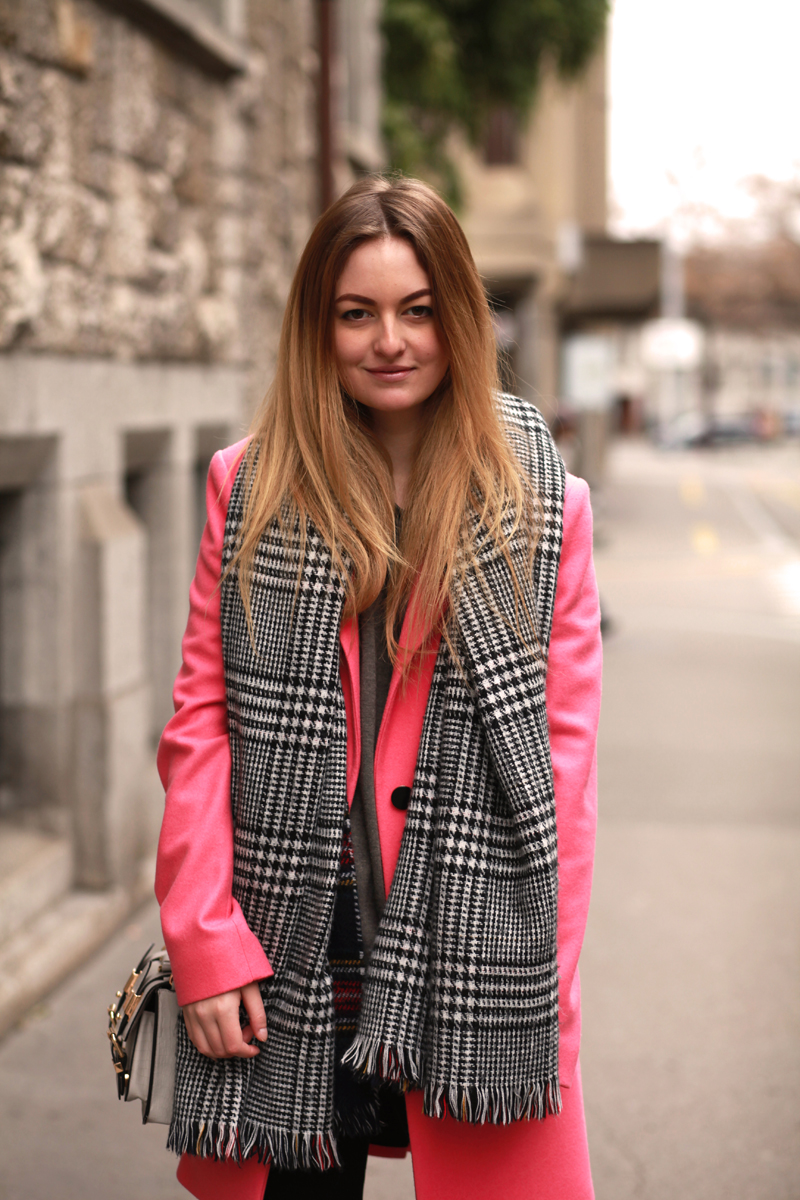 Fashion blog_Swiss Fashion Blog_Balanciaga_classic_pink_long_coat_Marc Stone_Shirt_Baume et Mercier_Promesse 10160_Pull and Bear_Bershka_Jeans_River Island_bag