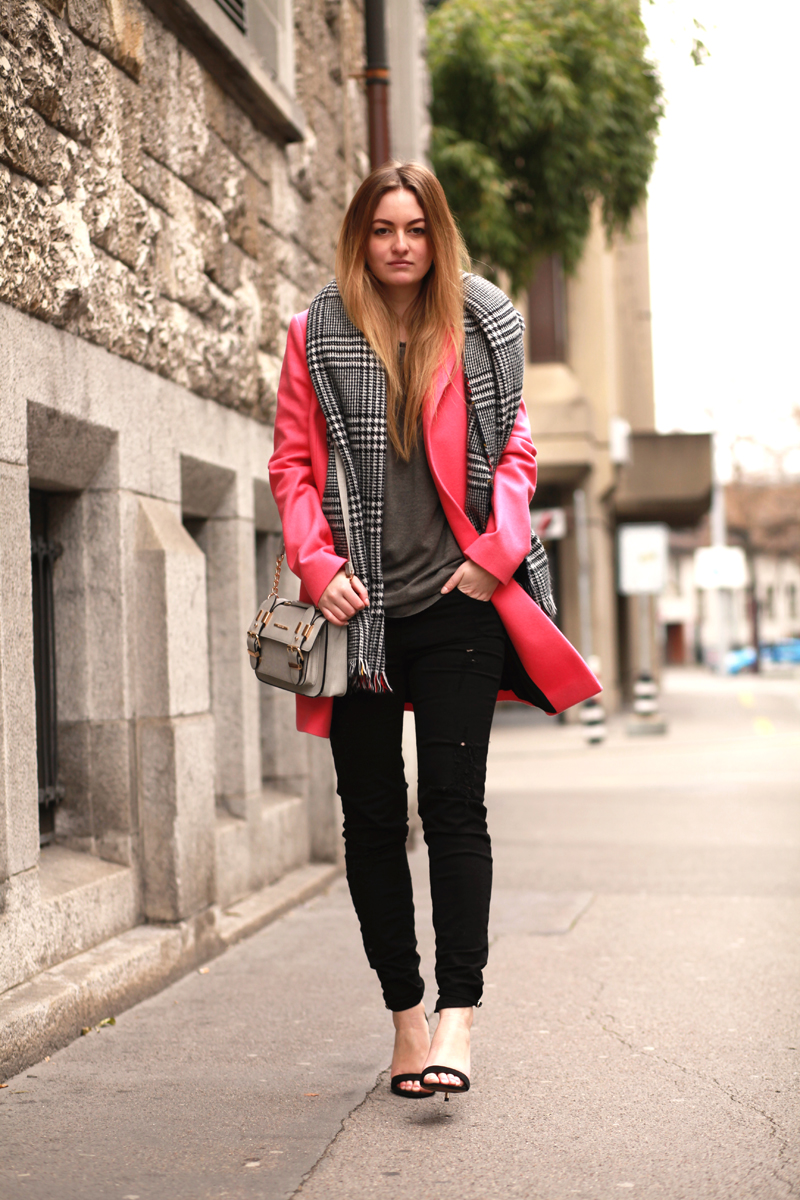 Fashion blog_Swiss Fashion Blog_Balanciaga_classic_pink_long_coat_Marc Stone_Shirt_Baume et Mercier_Promesse 10160_Pull and Bear_Scarf_Karo_Bershka_Jeans_River Island_bag
